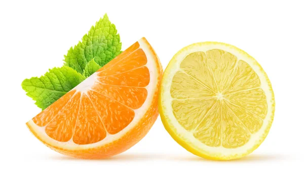 分離された柑橘類の破片 ミントの葉と白の背景に隔離されたオレンジフルーツとレモンの2枚のスライス — ストック写真
