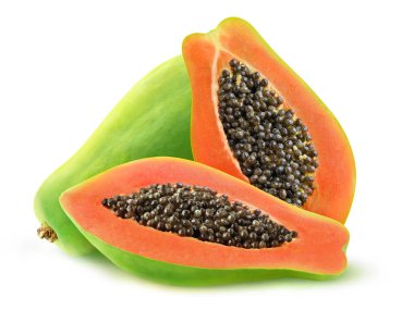Ayrı papaya meyveleri. Bir yeşil papaya ve bir yarısı beyaz arka planda izole edilmiş.