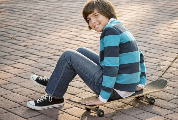 Pojke på skateboard — Stockfoto