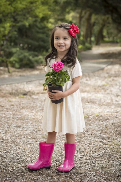 Kleines hispanisches Mädchen mit Blumen — Stockfoto