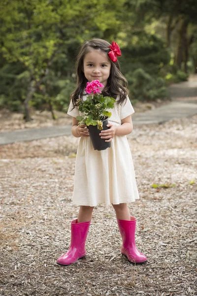 Liten spansktalande flicka med blommor — Stockfoto