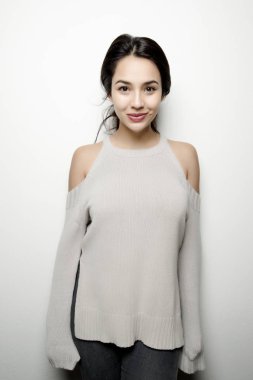 Genç güzel İspanyol kadın beyaz arka plan karşı rahat kıyafetler