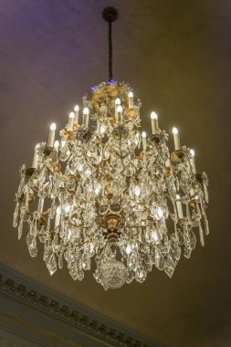 Büyük kristal avize