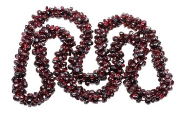 Beyaz zemin üzerinde bir nar boncuk