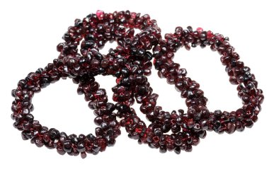 Beyaz zemin üzerinde bir nar boncuk