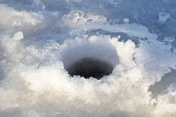 Piccolo buco sul ghiaccio del lago — Foto Stock