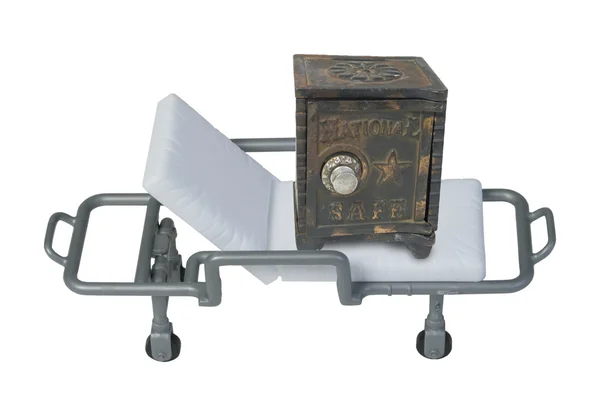 Cassetta di sicurezza vintage su una barella ospedale — Foto Stock