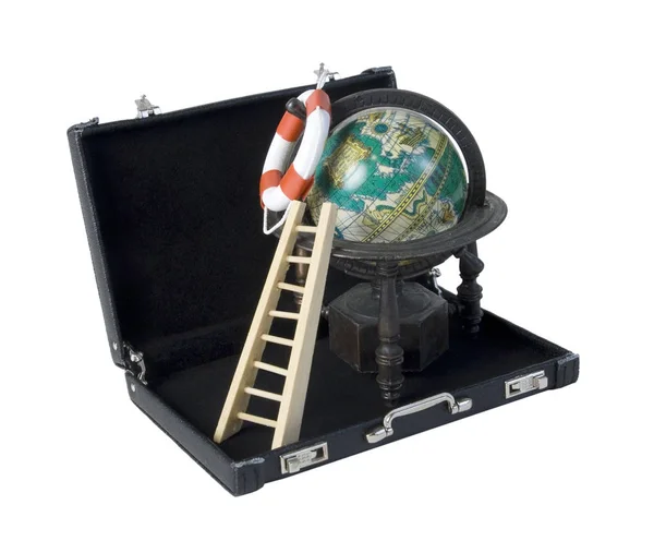 Лестница с спасателем и винтажным глобусом в кожаном брифе — стоковое фото