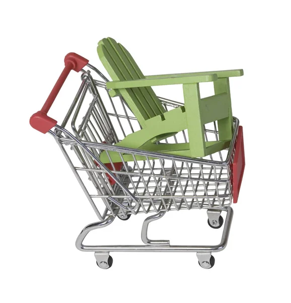 Plaj sandalyesini bir alışveriş arabası — Stok fotoğraf