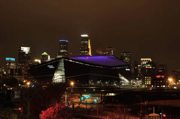 Minnesota Vikings US Bank Stadium en Minneapolis por la noche, sitio del Super Bowl 52 — Foto de Stock