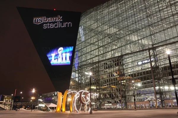 Minnesota Vikings nas Bank stadion w Minneapolis w nocy, witryny Super Bowl 52 — Zdjęcie stockowe