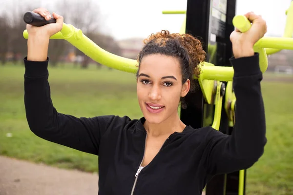 Mujer joven haciendo ejercicio al aire libre — Foto de Stock