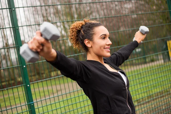 Mujer joven haciendo ejercicio al aire libre —  Fotos de Stock