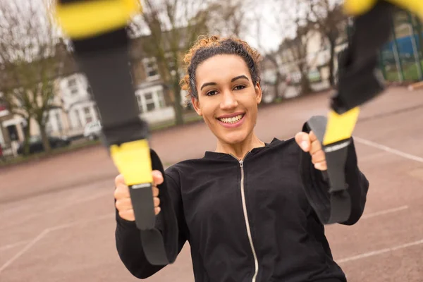 屋外で運動する若い女性は — ストック写真