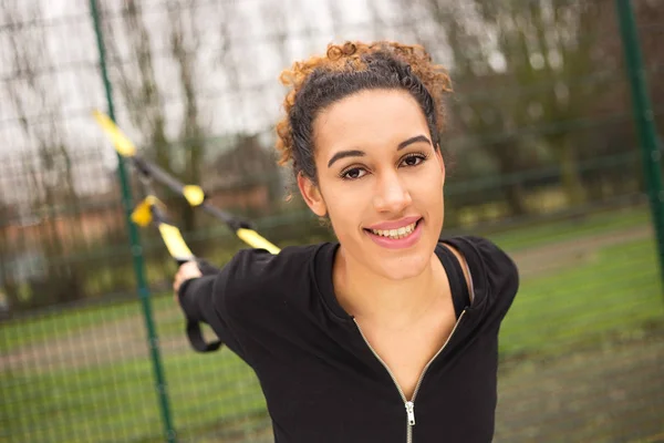 Jonge vrouw die buiten traint — Stockfoto