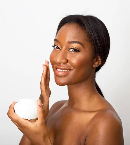 African american beauty applying moisturizing cream — Stock Photo, Image