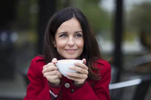 Jovem mulher desfrutando de uma boa xícara de café — Fotografia de Stock