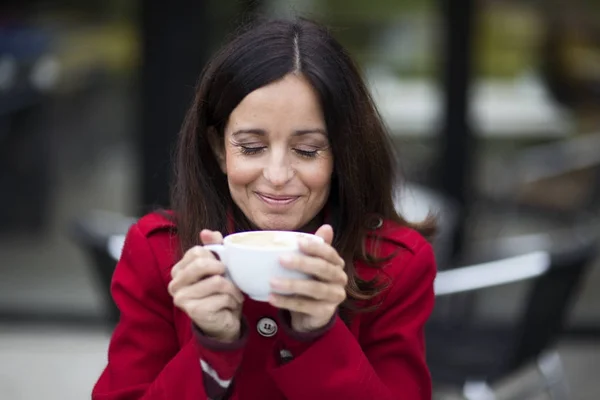 Young woman enjoying a nice cup of coffee — Stock Photo, Image