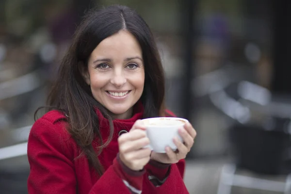 Молодая женщина, наслаждающаяся хорошей чашкой кофе — стоковое фото