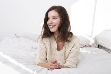 Evdeki güzel genç kadın..