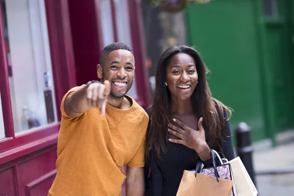 Happy Young Couple Sightseeing — Stock Photo, Image