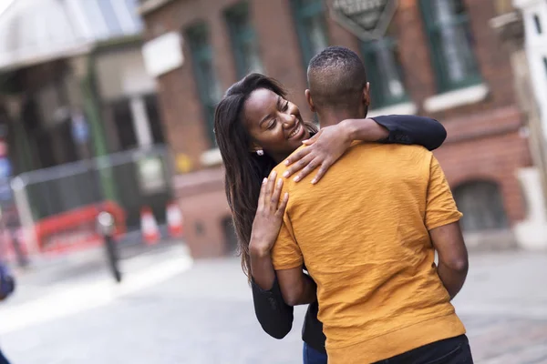 Pareja Abrazándose Calle — Foto de Stock