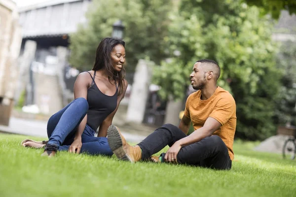 Young Couple Sitting Park — Stock Photo, Image