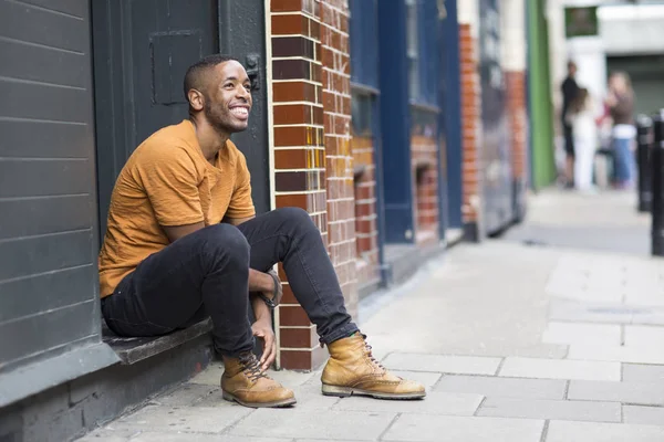 Jeune Homme Assis Sur Pas Dans Rue — Photo