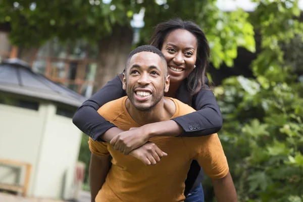 Young Couple Enjoying Themselves Having Piggyback — Stock Photo, Image