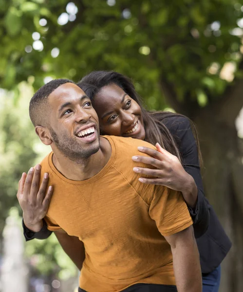 Joven Pareja Divirtiéndose Con Piggyback — Foto de Stock