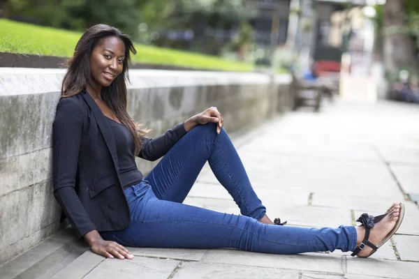 Ontspannen Jonge Vrouw Zittend Vloer — Stockfoto