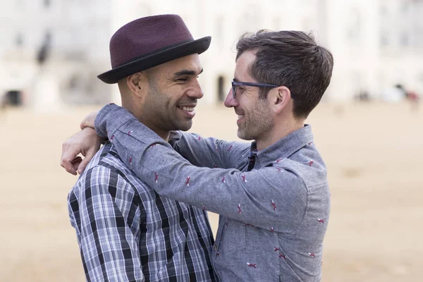 Couple Homosexuel Embrassant — Photo
