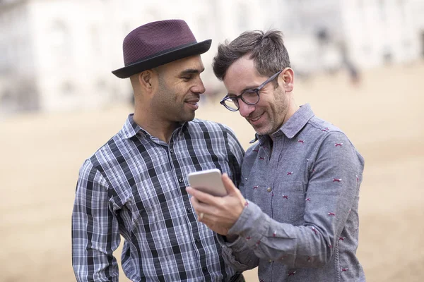 Jonge Homo Paar Met Een Mobiele Telefoon — Stockfoto