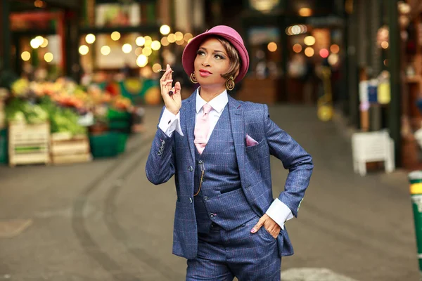 Retrato Uma Jovem Vestida Com Terno Tweed Fumando Cigarro — Fotografia de Stock