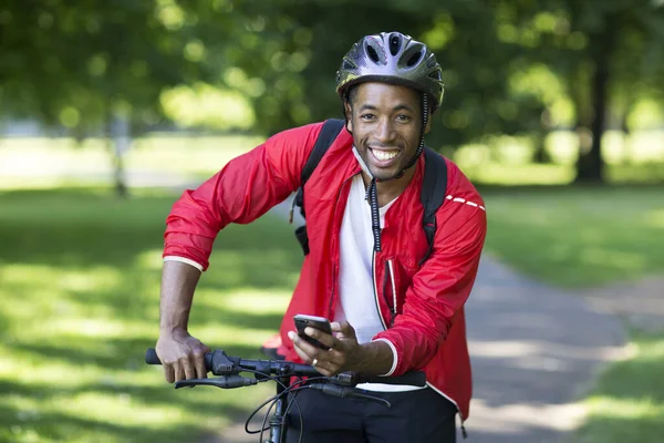 Rowerzysta Trzymający Telefon — Zdjęcie stockowe