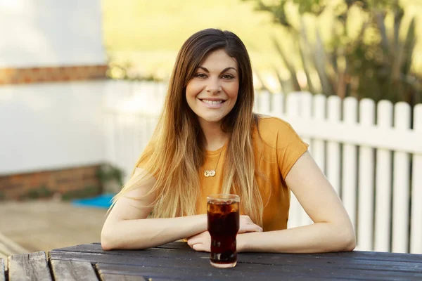 Felice Giovane Donna Godendo Una Bevanda Fredda — Foto Stock