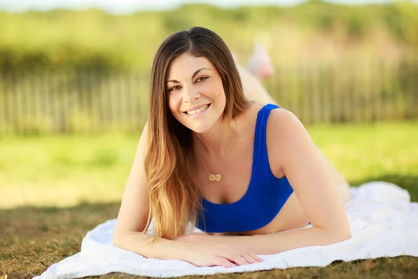 Jonge Vrouw Liggend Zon Zoek Gelukkig — Stockfoto