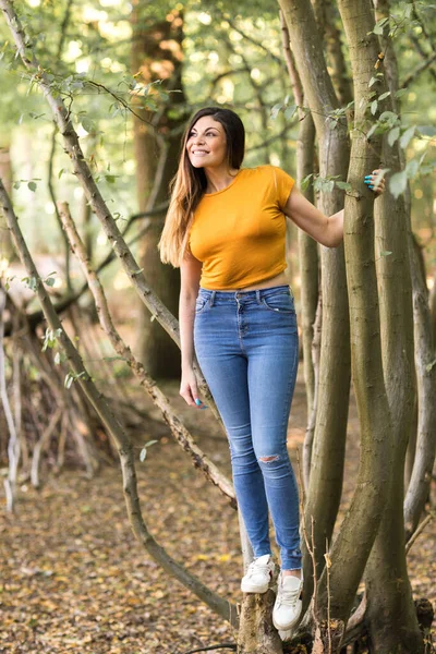 Porträt Einer Jungen Frau Wald — Stockfoto