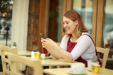 Genç bir kadın mesaj gönderiyor.