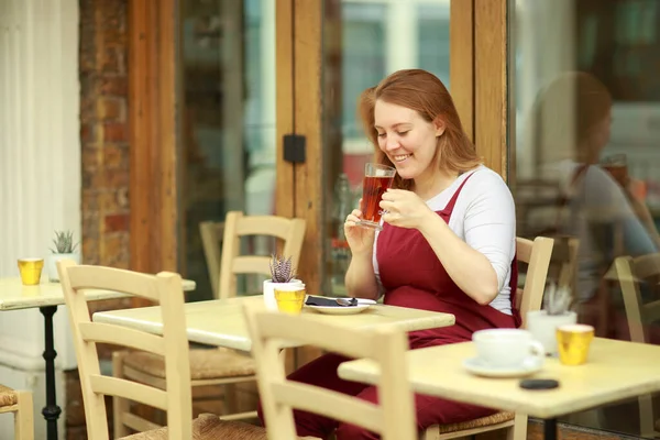 Jonge Vrouw Genieten Van Een Thee — Stockfoto