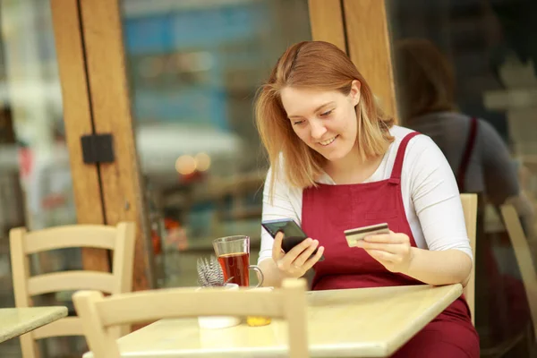 Jonge Vrouw Winkelen Online Een Cafetaria — Stockfoto