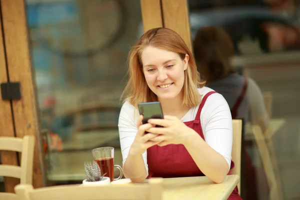 Jonge Vrouw Haar Telefoon Een Coffeeshop — Stockfoto