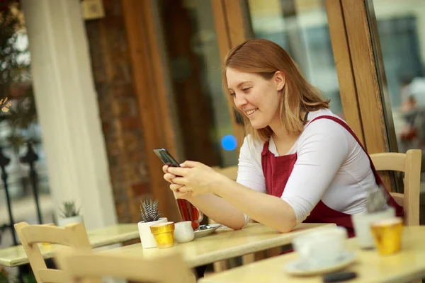 Junge Frau Schickt Eine Sms — Stockfoto