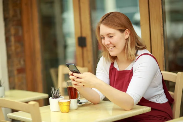 Jonge Vrouw Stuurt Een Sms — Stockfoto