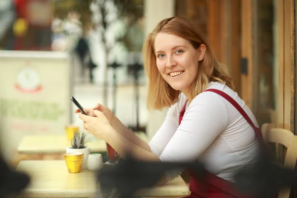 Ung Kvinna Sitter Vid Coffeeshop Med Sin Telefon — Stockfoto