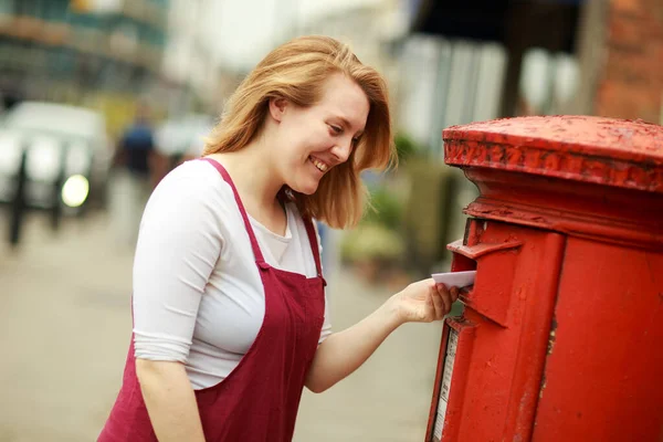 Mujer Joven Publicando Una Carta — Foto de Stock