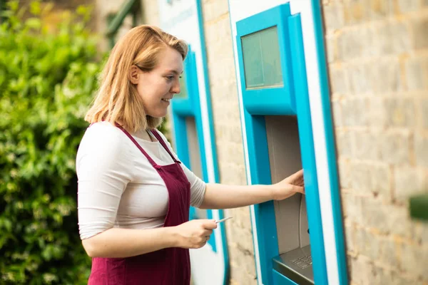 Jonge Vrouw Cashpoint — Stockfoto