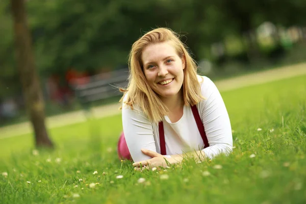 Mujer Joven Parque Disfrutando Del Verano — Foto de Stock