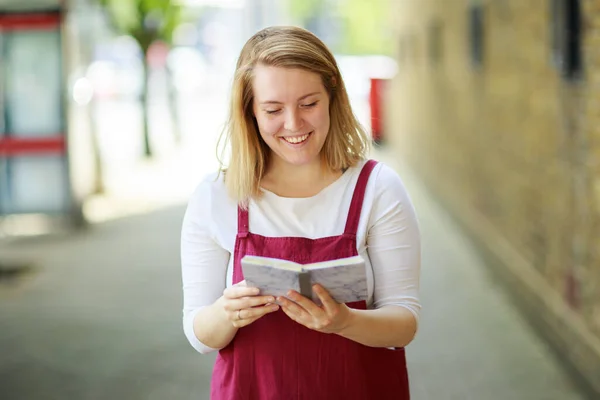 Молодая Женщина Читает Свой Блокнот Улице — стоковое фото