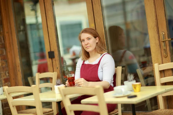 Jonge Vrouw Die Thee Drinkt — Stockfoto